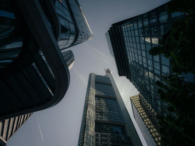 Hochhäuser im Frankfurter Bankenviertel, von unten fotografiert