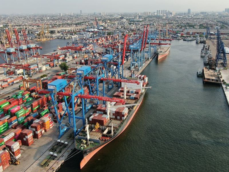 Containerhafen mit Kränen, aus der Luft fotografiert