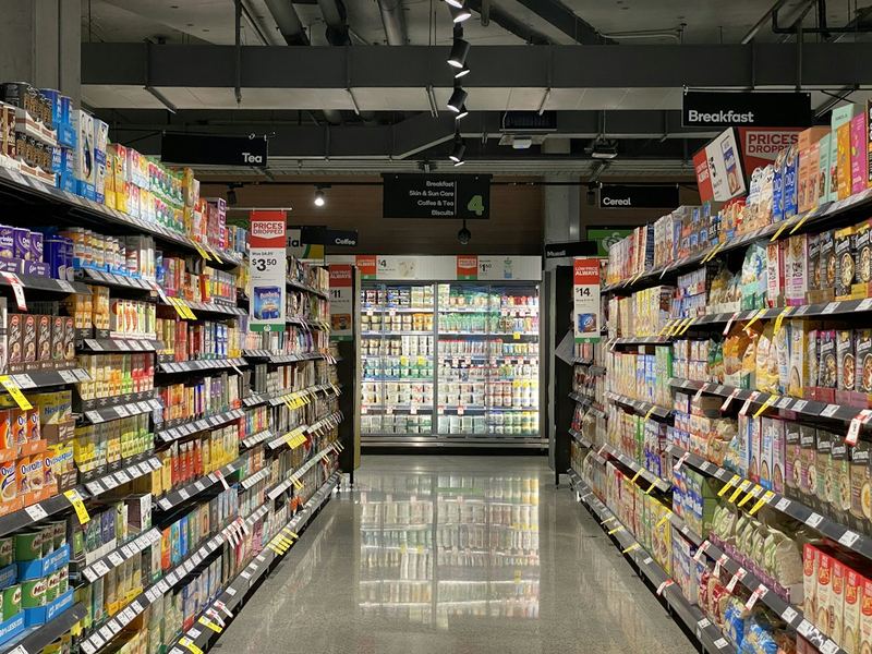 Gang in einem Supermarkt mit vollen Regalen